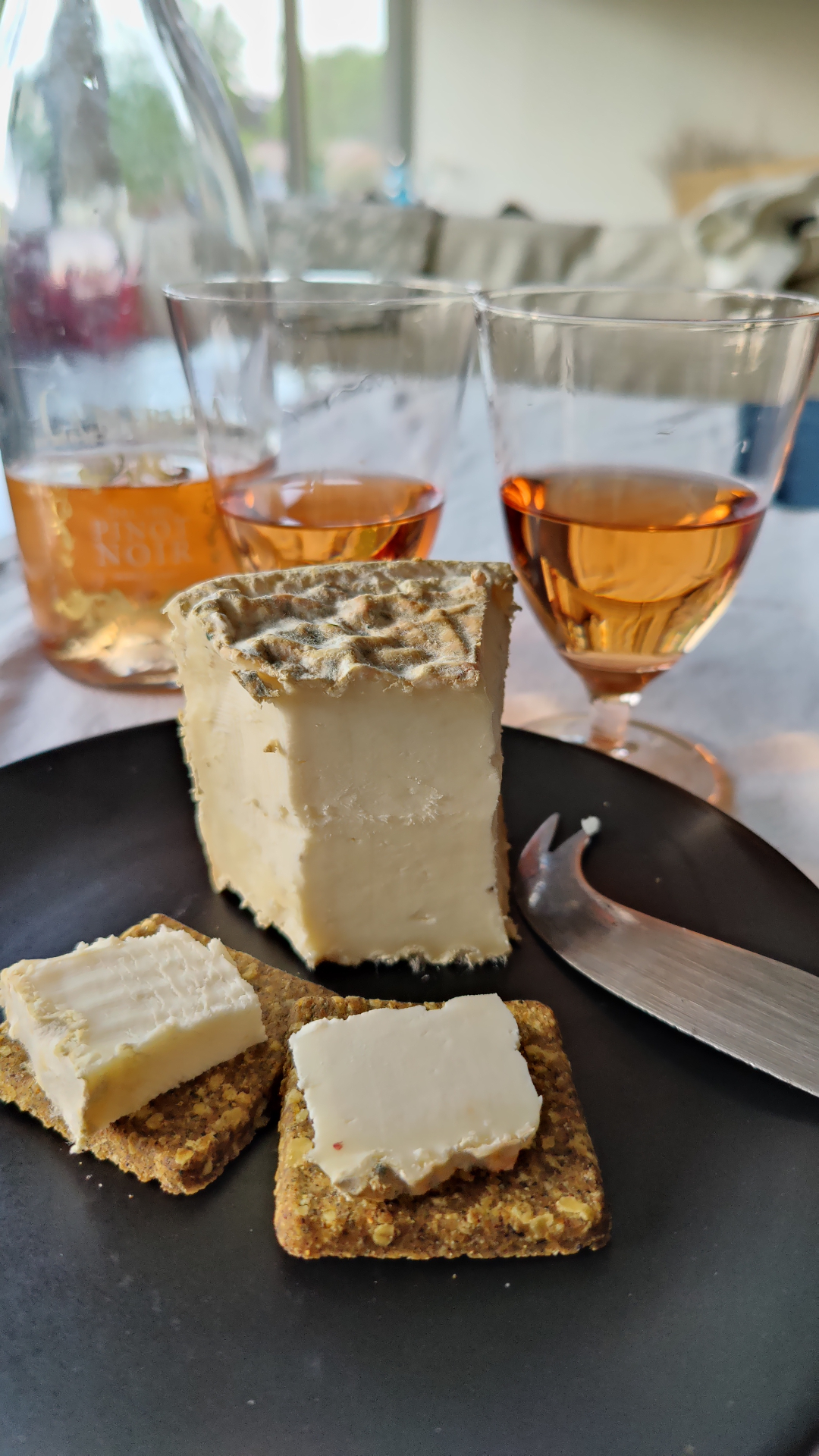 Calice di vino e bottiglia dalla cantina di Arabella