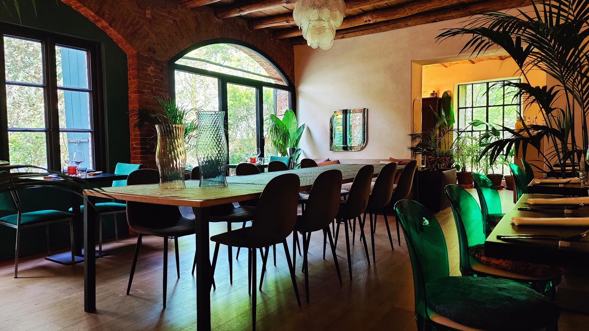 Sala interna di Arabella con tavoli apparecchiati